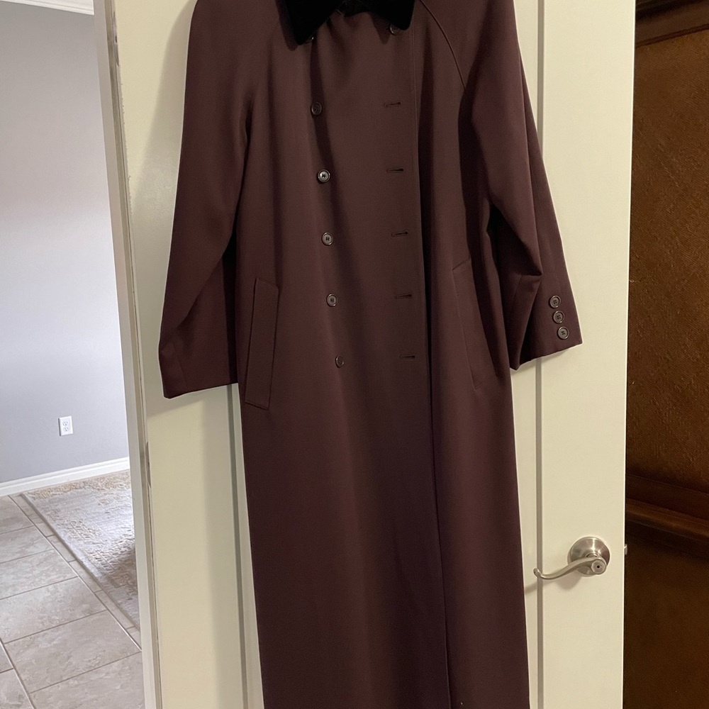 Anne Klein Vintage full length coat size 8. Zip in lining. Velvet collar.
